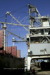 Image du Maroc Professionnelle de  Les Doc Silos au port de Casablanca, des installations modernes aspirant le blé directement dans les cales des navires couvrant 70% des besoins en grains du Maroc. 31 Décembre 2003. (Photo / Abdeljalil Bounhar)

